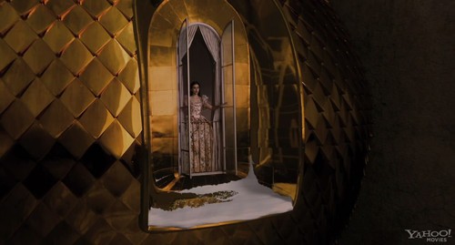 《魔镜魔镜》曝预告海报 邪恶皇后眼波传杀气(组图)