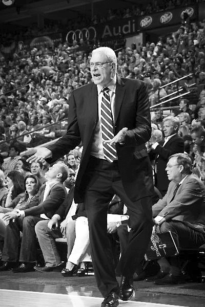 发怒的禅师 0比3,如血一般的大字,映衬着洛杉矶湖人曾经傲慢如今惨败