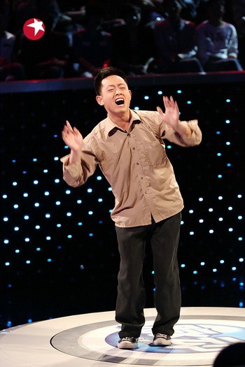 《梦立方》的舞台上,黄贻刚这位来自横店的群众演员为观众揭开了"横漂