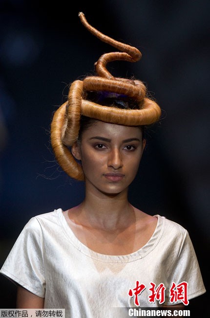 2012年8月30日,巴西圣保罗,发型时尚秀举行,模特们展示的各色怪异造型