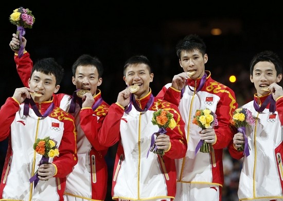 约六十名国家运动员将于月底访港.图为今届奥运摘金的国家男子体操队.