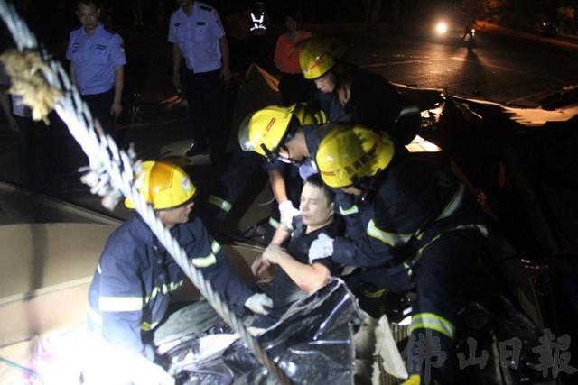 轿车凌晨闯红灯遇车祸 6人被困(组图)