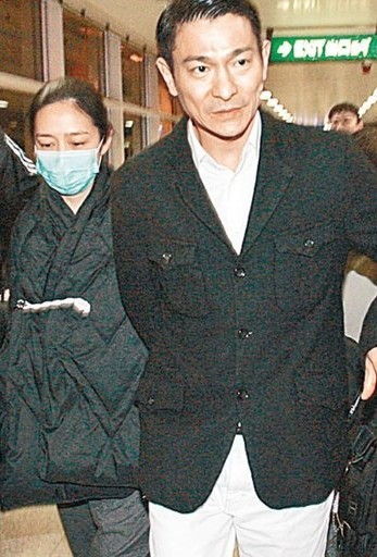 50岁刘德华泪迎小龙女 产房悉心陪爱妻朱丽倩(组图)