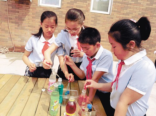 学生看完演示表示"今后不喝了" 夏天,喝一瓶清凉的水果味饮料那叫一个