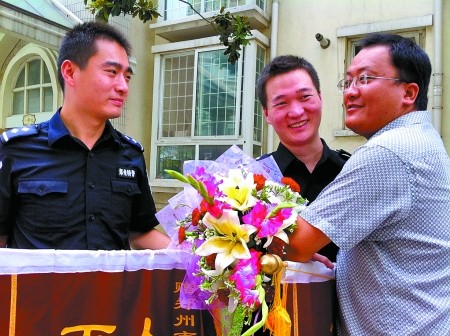 亲友感谢两位救人特警 身处20米高的平台上,命悬一线 记者郭致远文图