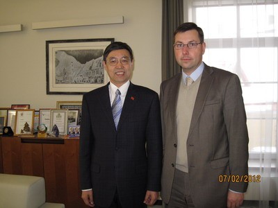 驻立陶宛大使刘增文到任拜会立教育科学部长斯泰波纳维丘斯(图)