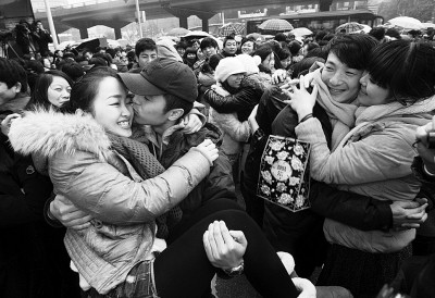 在武汉广场门口,数百对青年男女相互拥抱,情侣间相拥热吻,短短30秒后