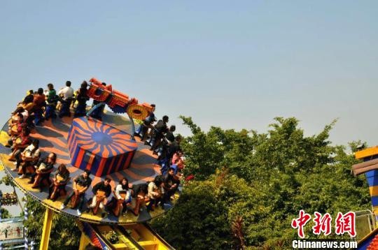 深圳欢乐谷新年狂欢活动开启 接待游客逾7万人次(组图)