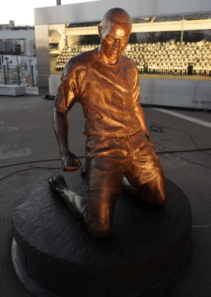 亨利滑跪庆祝姿势的铜像