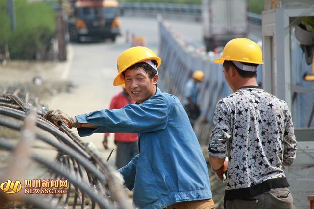 本網鏡頭:成都城市建設者陽光下的表情(高清組圖)