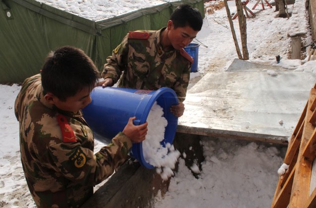 驻丹巴高原武警8733部队官兵严冬生活写真(组图)