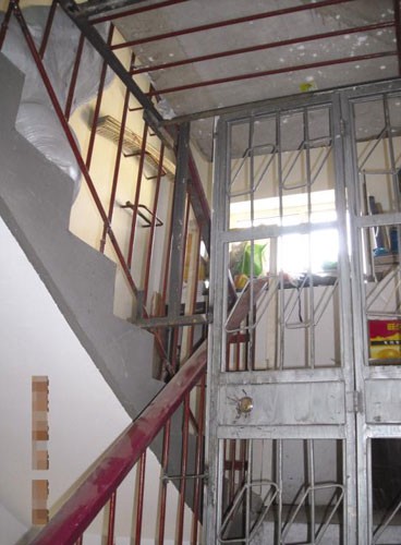 通往林先生家屋顶的楼梯间被一扇防盗门阻挡住了