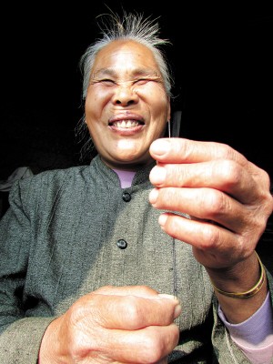 盲人老太太的"阳光"人生(图)