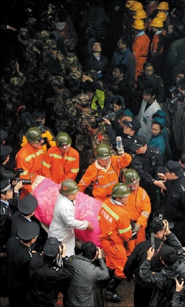 千秋煤矿事故67人获救生还(组图)