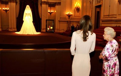 [双语] 无头模特展示凯特婚纱 女王直呼吓人(组图)