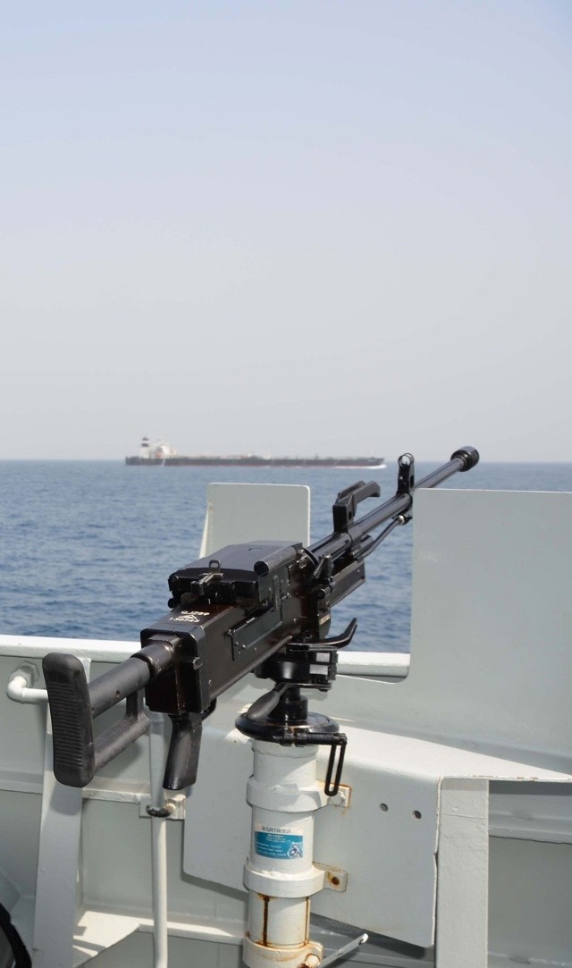 图为"武汉"舰的水兵寿星们喜笑颜开与祖国一起过生日的情景.