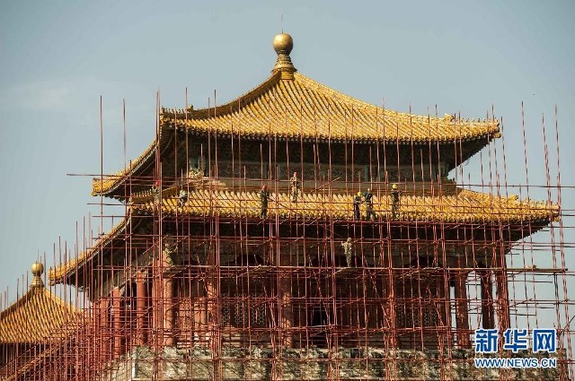 9月7日,工人在故宫午门东侧搭建用于维修的脚手架.