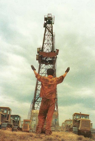 准噶尔盆地东部火烧山油田的石油工人图片由武纯展提供
