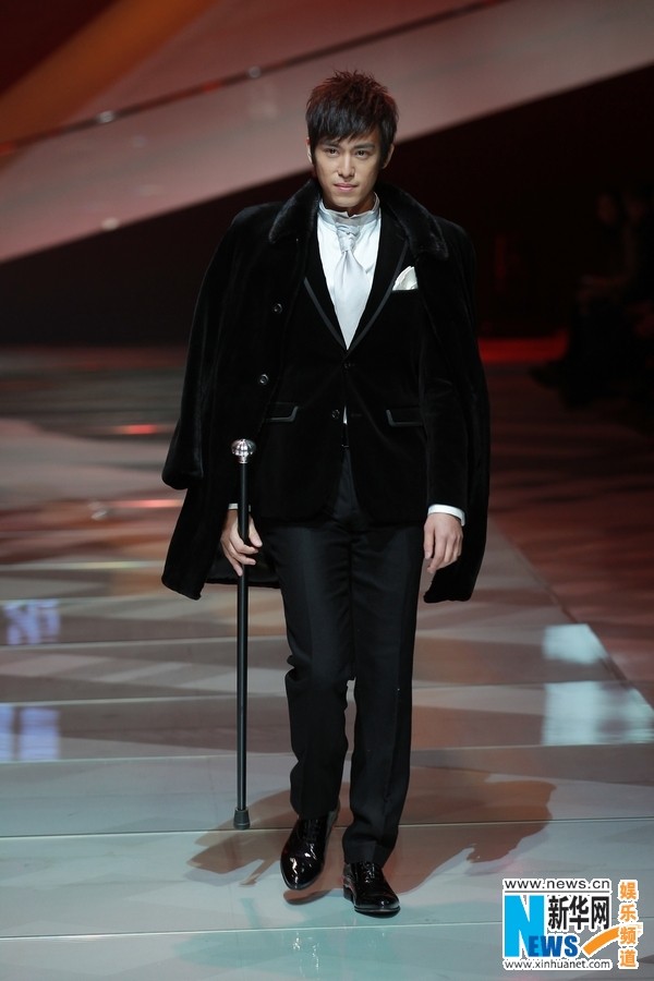 近日,台湾人气偶像陈楚河为某服装品牌走秀,身穿黑色修身西装,搭配中