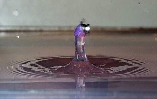 子弹穿越水滴惊人瞬间 细节让人大开眼界 (1)