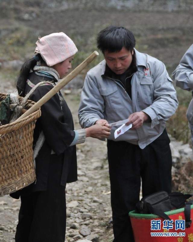 "背篼干部"背出鱼水深情(组图)