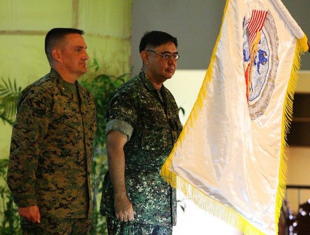 2012年4月16日,在菲律宾的阿吉纳尔多营,美军指挥官在"肩并肩"联合