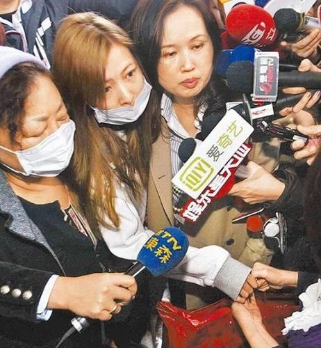 日前,makiyo(中)日前由律师徐铃茱(右)陪同盼见司机一面,但因太高调