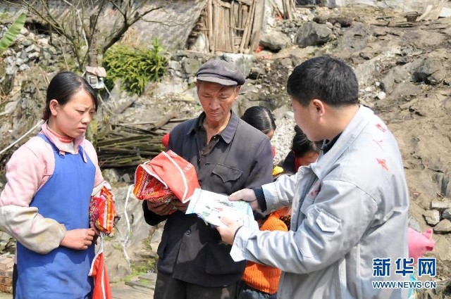 轻松管理手机 免费下载应用背篼干部"王朝良,韦国祥在去他们包点的斗