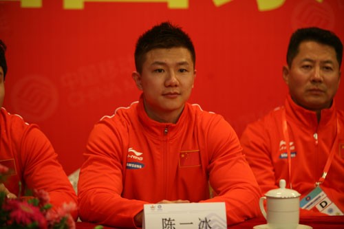 中国体操男队队长陈一冰 淄博籍世界冠军张成龙为淄博移动签名留念 4