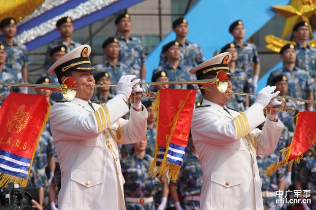 海军政治部歌舞团演员宋祖英登台献唱 梁永春摄