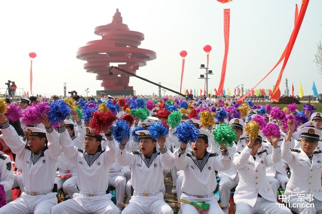 海军政治部歌舞团演员宋祖英登台献唱 梁永春摄