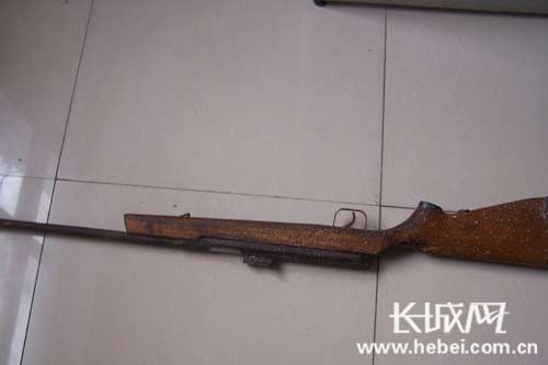 赵县一村民将一支气枪,14发子弹主动交给警方(组图)