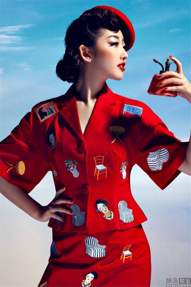 蒋梦婕化身画报女郎艳丽 裸色红唇大秀熟女味道