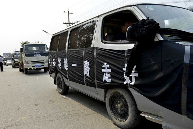 涞水牺牲刑警高振国追悼会举行400人送行(组图)