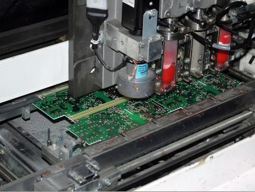 全自动化贴片设备正在进行点胶作业