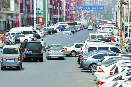 郑州宏明路300米路停300多辆车 成马路停车场(图)