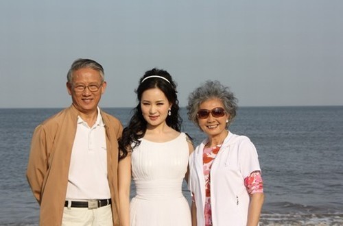 轻松管理手机 免费下载应用总政歌舞团青年歌唱家雷佳 雷佳和群众演员