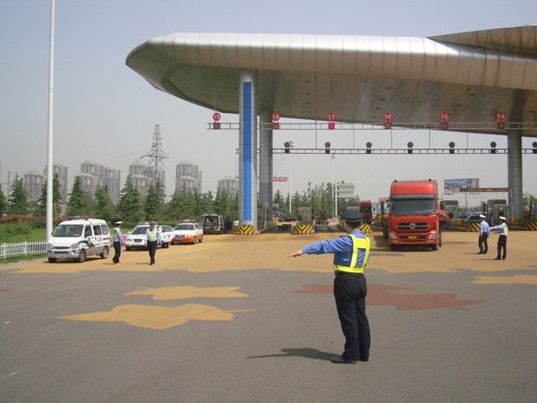 [陕西]机场路政联合高速交警治理车辆通行环境(图)