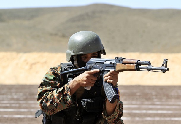 也门特种部队演练反恐作战技能(组图)