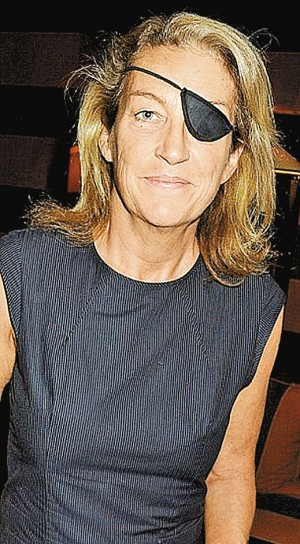 现供职于《星期天泰晤士报》的美国著名"独眼"女记者科尔文·玛丽在