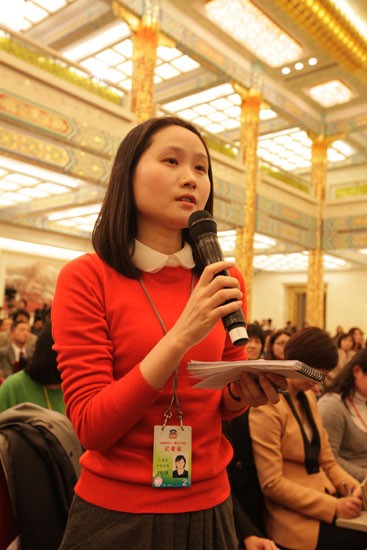 在全国政协首场新闻发布会上提问的女记者 龙方摄
