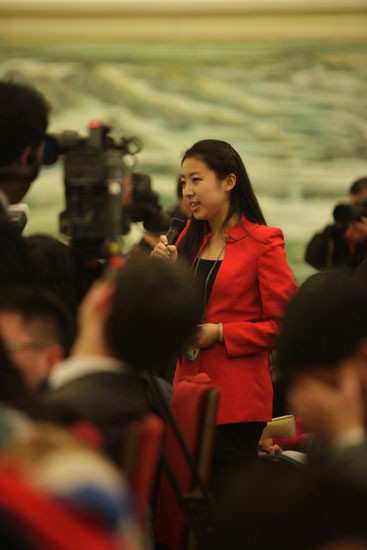 在全国政协首场新闻发布会上提问的女记者 龙方摄