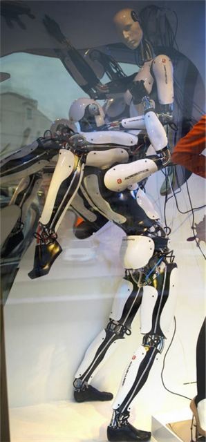 莫斯科商场惊现"性爱机器人"(组图)