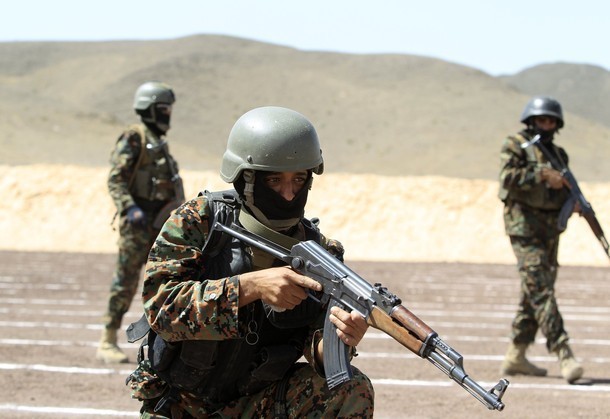 也门特种部队演练反恐作战技能(组图)