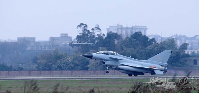 中国空军最新一批歼-10a战斗机正在某机场做出厂前的试飞工作.