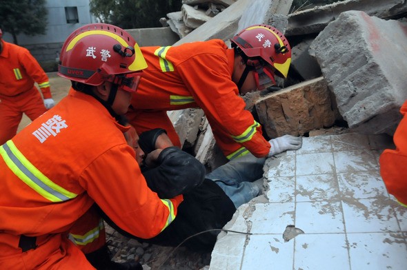演练中,队员成功将被埋"地震"废墟中的"幸存者"救出.