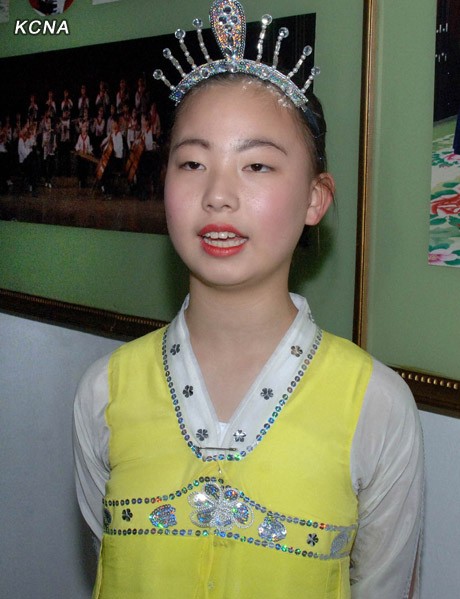 旅日朝鲜学生迎春演出 发誓坚决跟随金正恩老师(组图)