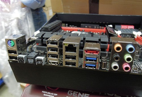 完美3路sli 华硕matx小板r4g火速上市(组图)