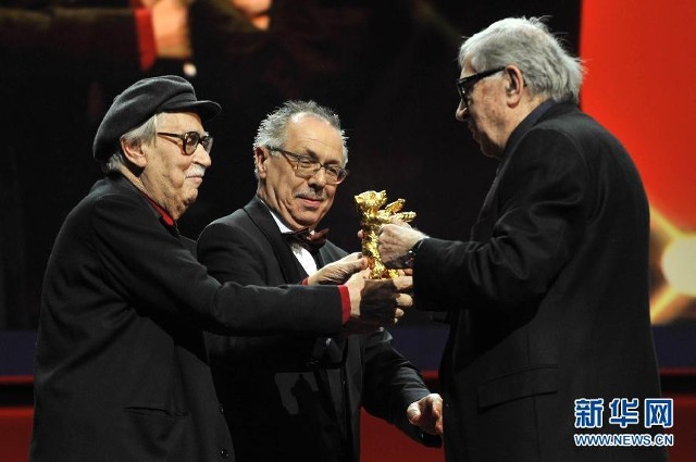 电影节颁奖晚会上,影片《芭芭拉》的德国导演佩措尔德手捧银熊奖奖杯