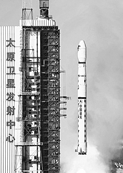 上图:1975年11月26日,中国第一颗返回式卫星发射成功.